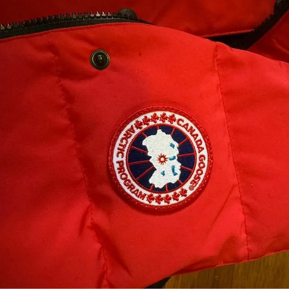 Canada Goose Red Puffer Vest with Quilted Insulation - Picture 3 of 8